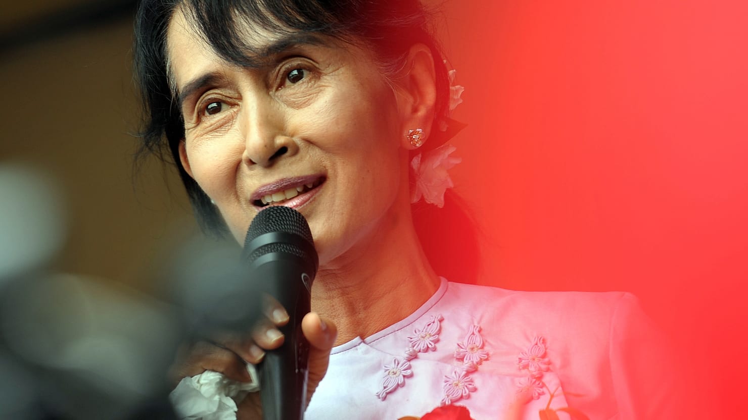 El juicio farsante de la desprestigiada Aung San Suu Kyi restablece su poder como leyenda de la revolución