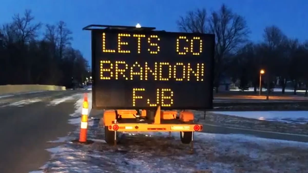 El misterio de una señal de tráfico electrónica “Let’s Go Brandon” en Dakota del Sur