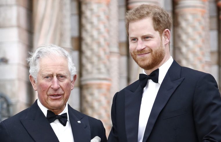El príncipe Harry y Carlos apenas se hablan después de que Harry arremetiera contra su padre por el “escándalo de la CBE