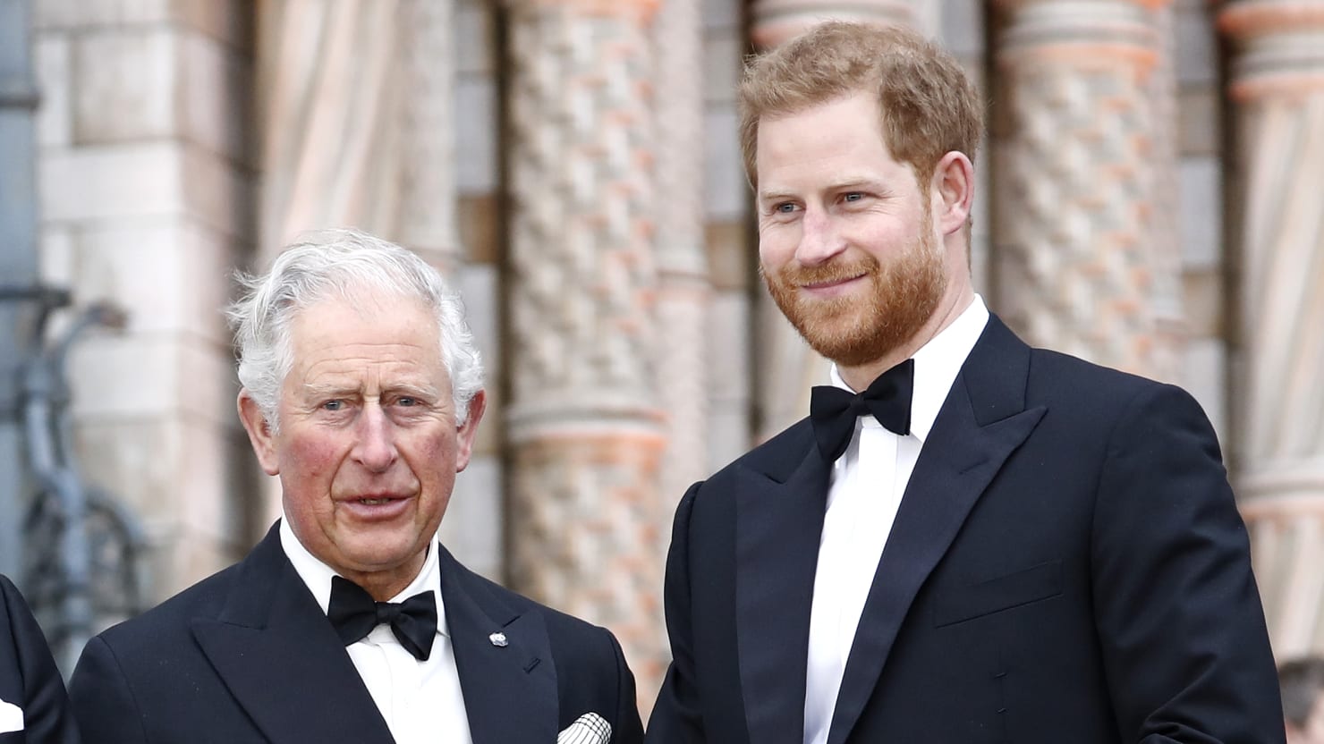 El príncipe Harry y Carlos apenas se hablan después de que Harry arremetiera contra su padre por el “escándalo de la CBE