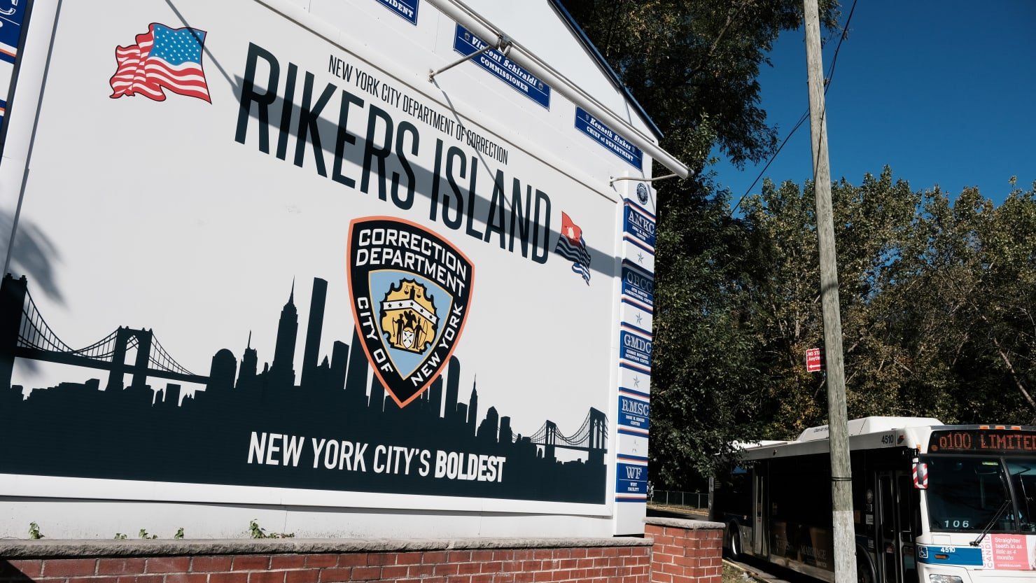 Juez libera al recluso de Rikers que dijo que los prisioneros estaban dirigiendo la cárcel y dirigiendo un ‘club de la lucha’