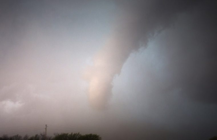 Tornado mata a dos residentes de un hogar de ancianos de Arkansas y atrapa a decenas dentro