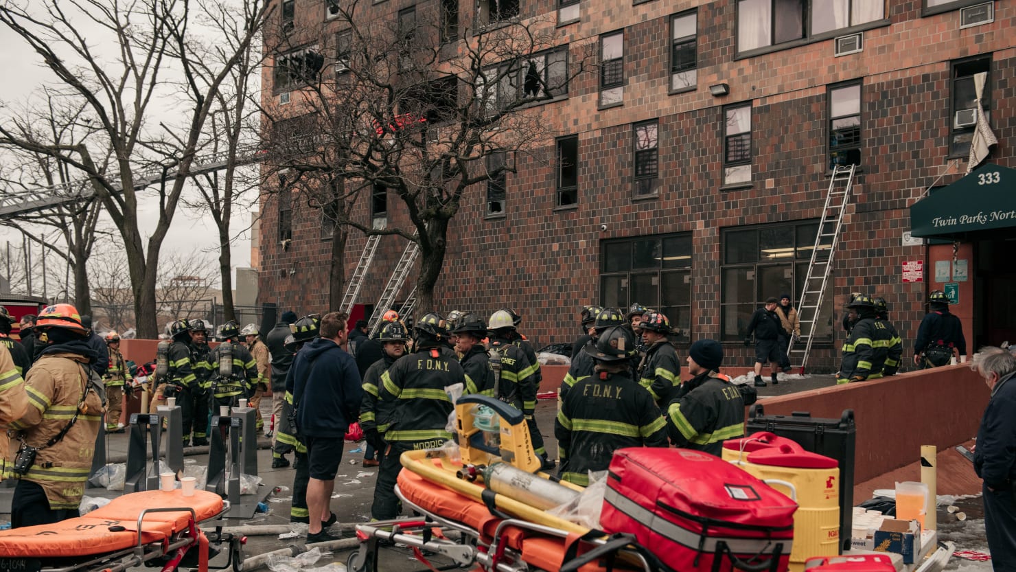 17 personas, incluidos 8 niños, mueren en NYC Horror Inferno