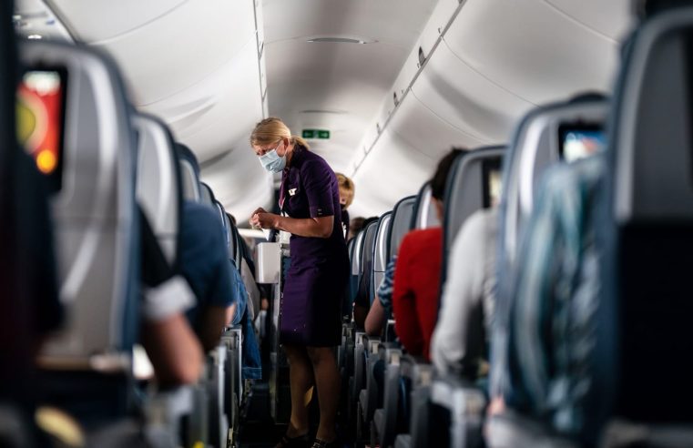 Auxiliares de vuelo: el mandato de Vax podría ‘salvar a alguien’ de los pasajeros enmascarados