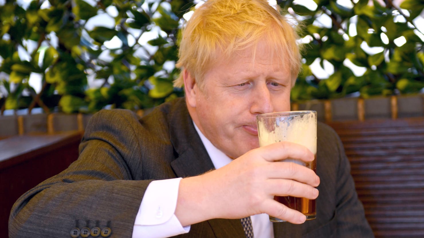 Boris Johnson se ve sorprendido por las invitaciones a la fiesta del jardín de los borrachos