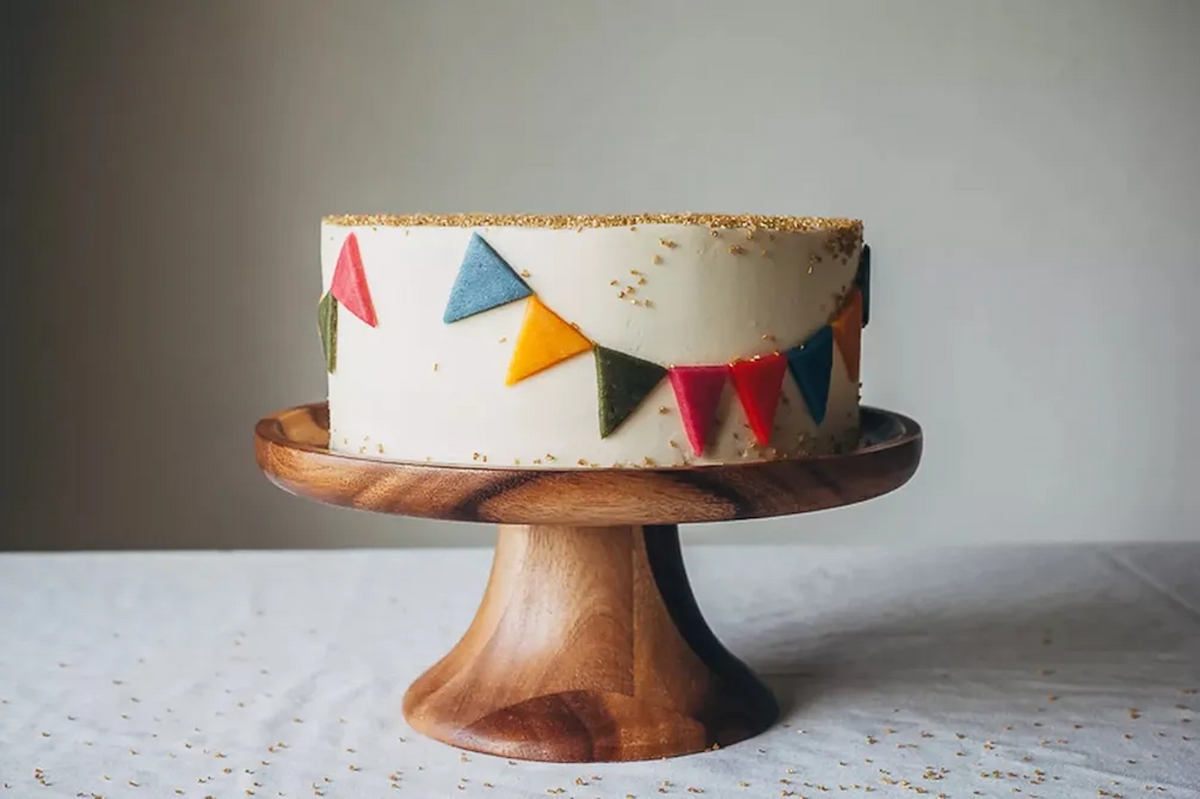 Cómo hacer un pastel de cumpleaños con chispas, según Molly Yeh