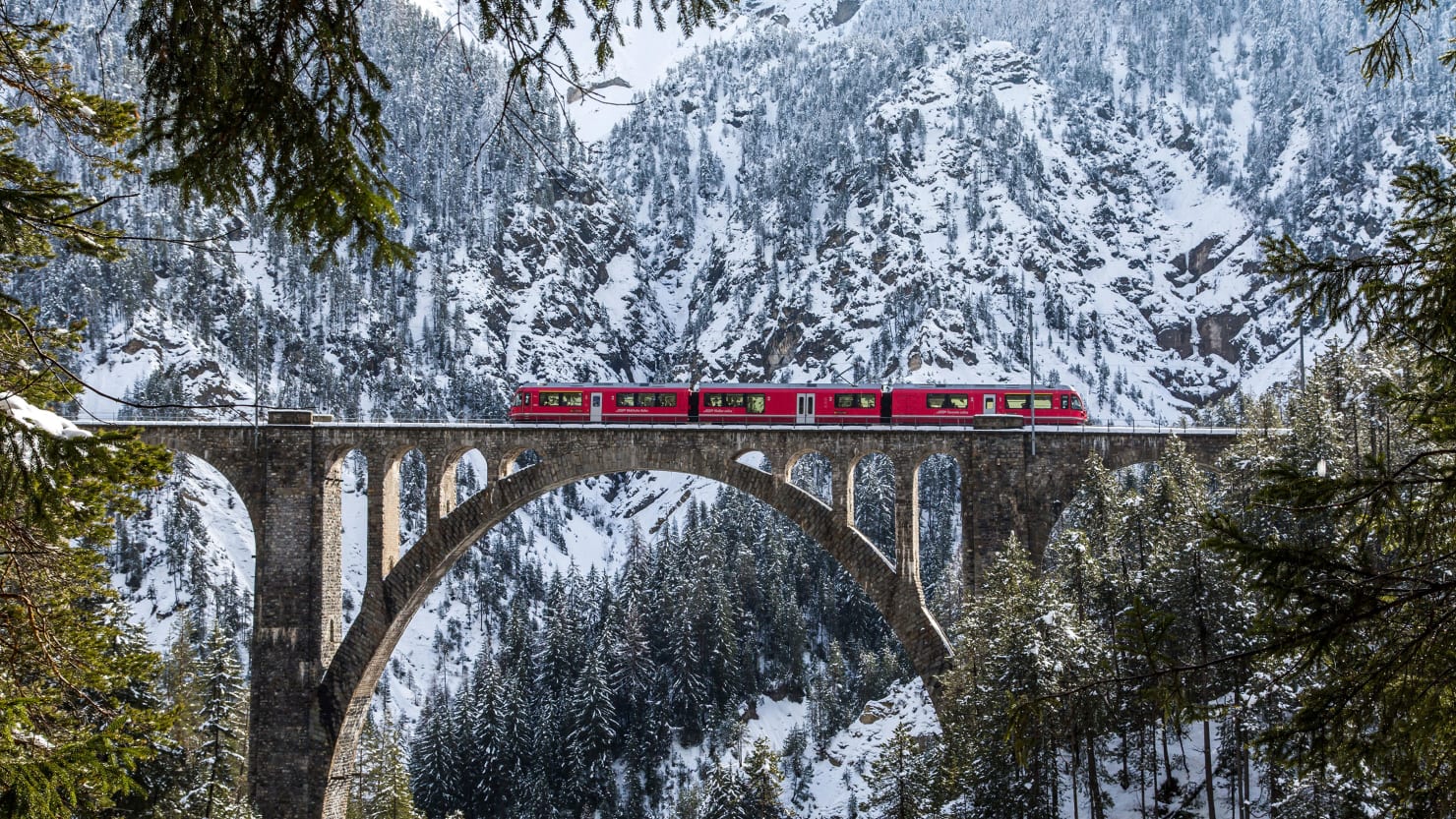 El Bernina Express, el viaje en tren más pintoresco de Europa, te lleva a lugares a los que no creías que pudiera llegar un tren