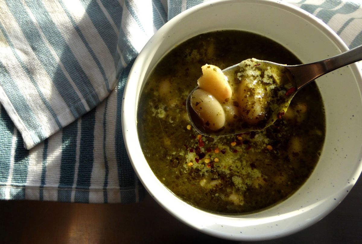 Estás a sólo 3 ingredientes y 10 minutos de la sopa de alubias más herbiosa de la historia