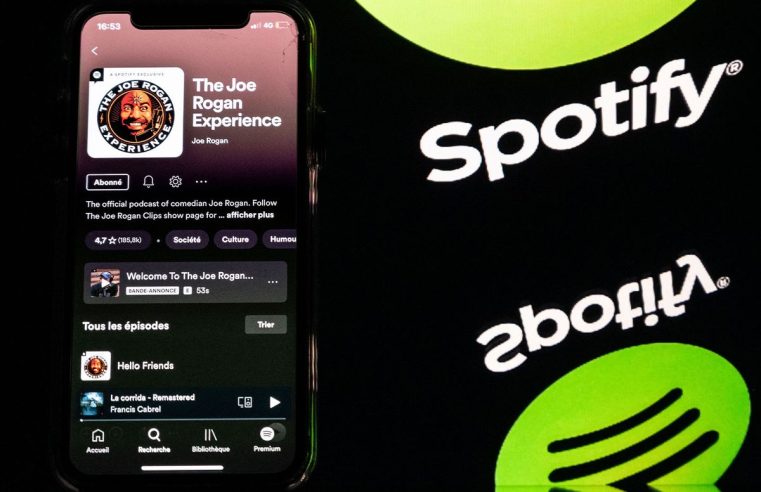 Joe Rogan niega haber difundido “información errónea”, mientras Spotify responde con advertencias de contenido