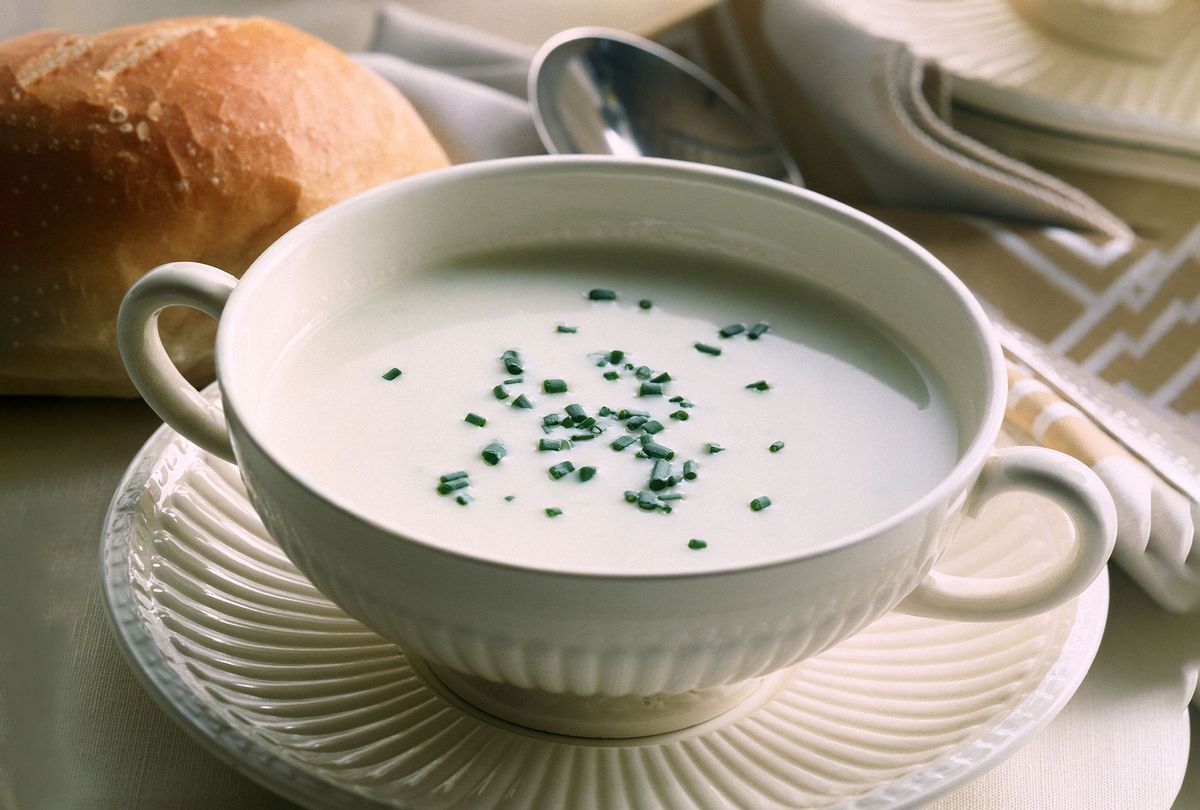 Lo que la receta de sopa favorita de Julia Child nos enseña sobre el arte de cocinar