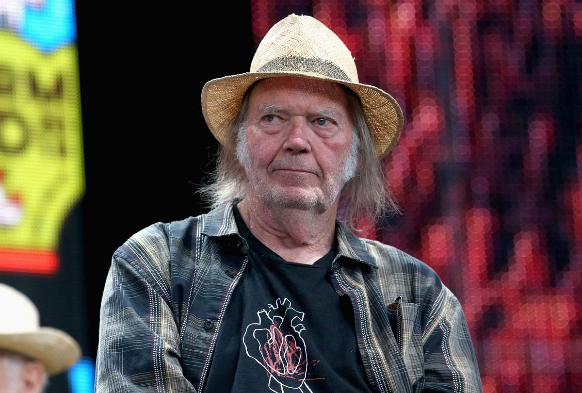 Neil Young deja Spotify por la desinformación de COVID: “Pueden tener a Rogan o a Young. No los dos”