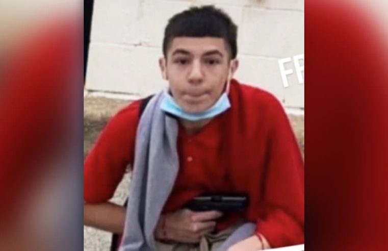 Policías de Texas buscan a un niño de 14 años que dicen que mató a tres adolescentes