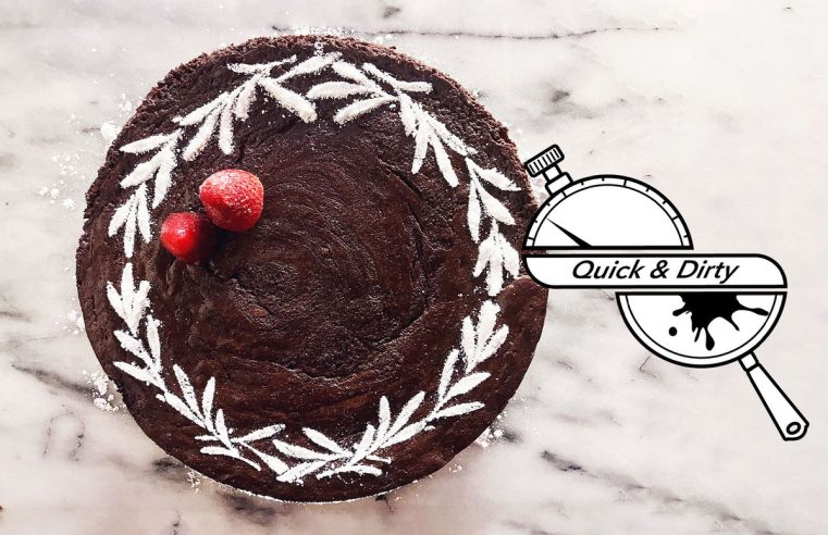 Sólo necesitas 3 ingredientes y 15 minutos para hacer este mágico pastel de chocolate