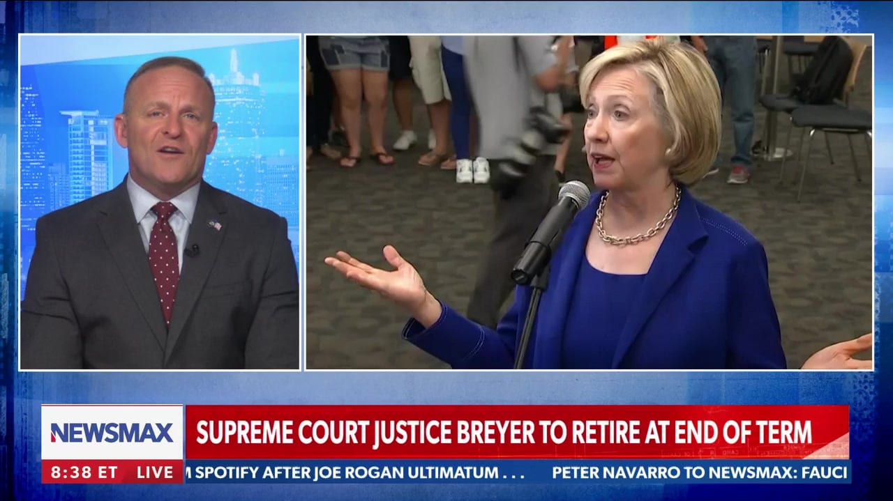 Teoría ‘no descabellada’ de Newsmax Host: la salida de Breyer es un complot para instalar a Hillary como presidenta