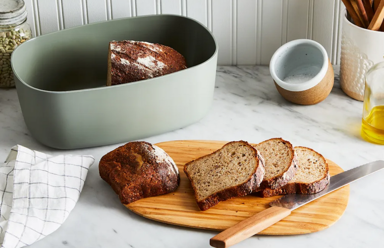 Todo lo que necesitas para hornear pan, según un experto