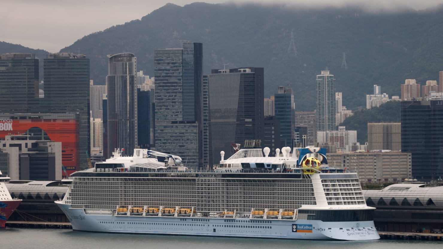 Tripulación de vuelo fiestera hunde ‘crucero a ninguna parte’, aislando a 2.500 pasajeros y ahora también a Hong Kong