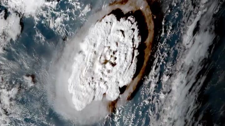 VEA: Un satélite capta un increíble volcán submarino y un tsunami que arrasa Tonga