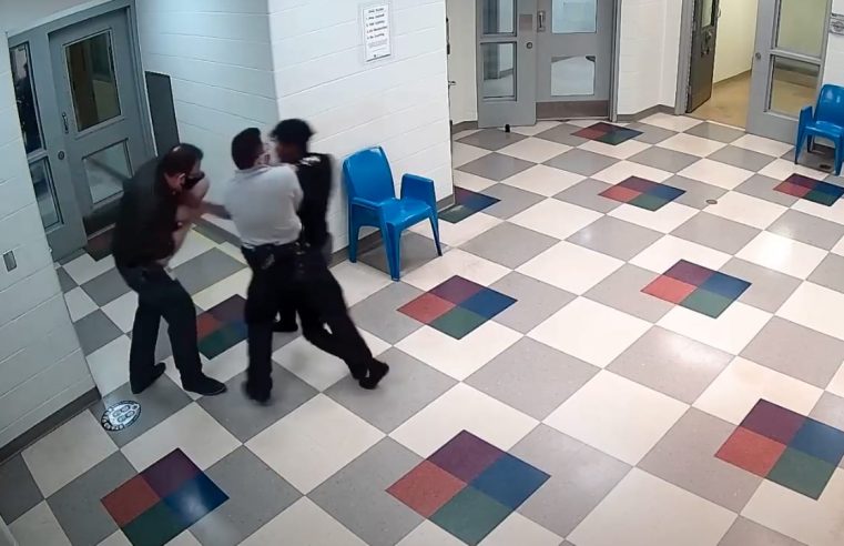 Video muestra personal inmovilizando a adolescente durante 30 minutos en celda antes de morir
