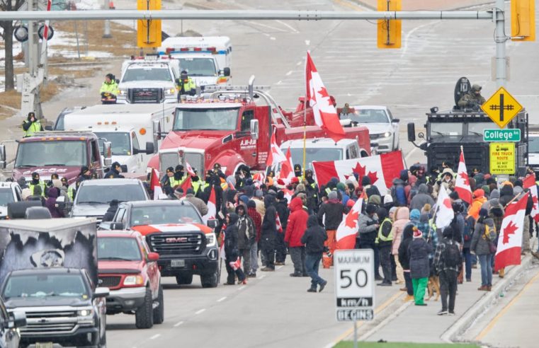 Un convoy de camiones se dispersa con un gemido pacífico en la frontera entre Estados Unidos y Canadá