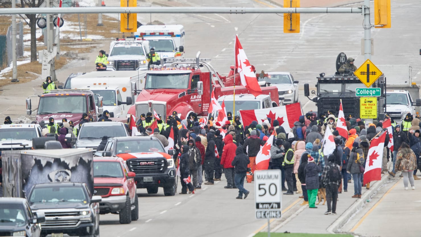 Un convoy de camiones se dispersa con un gemido pacífico en la frontera entre Estados Unidos y Canadá