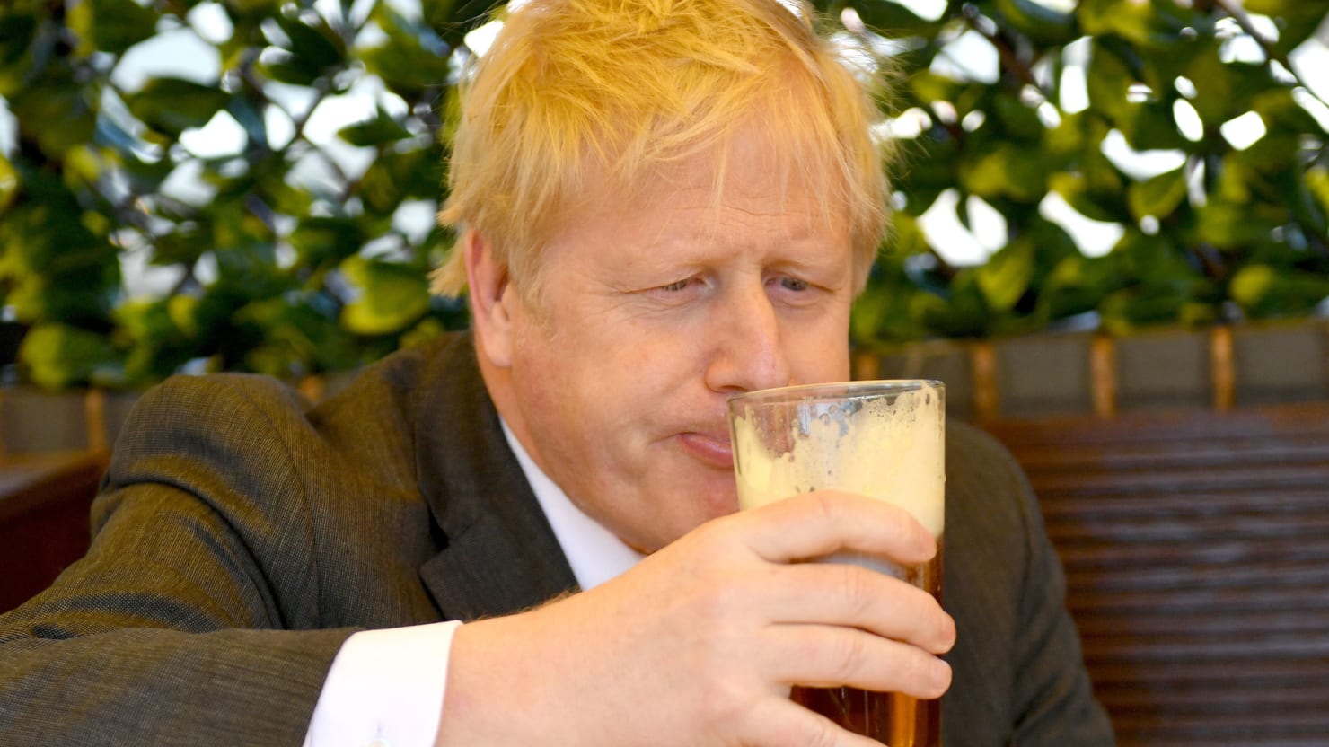 Boris Johnson se dejó secar por las mismas personas que le enseñaron a beber en el trabajo