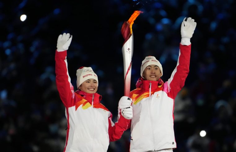 China enciende el mundo al elegir atleta uigur para encender la llama olímpica
