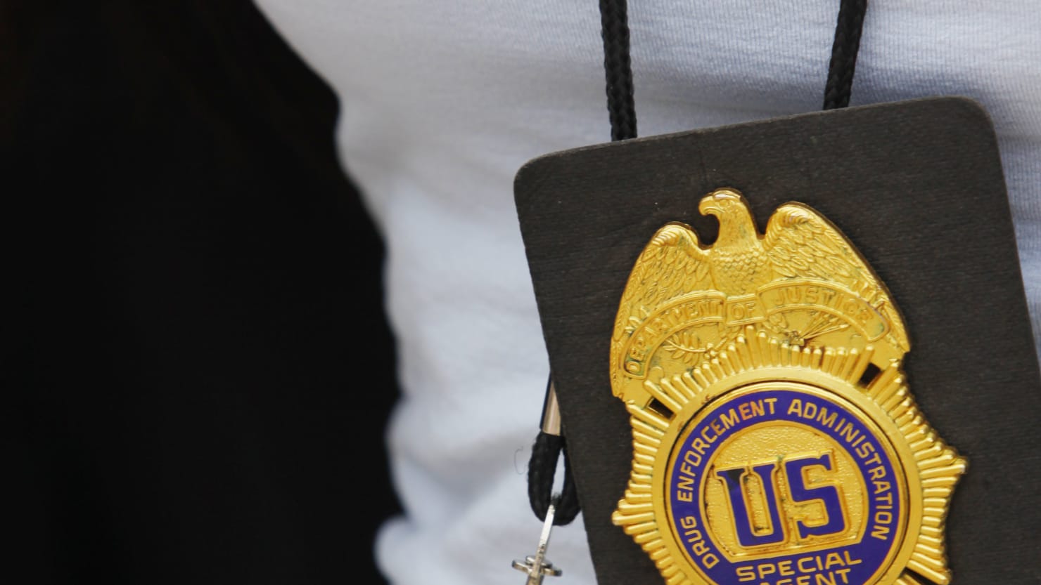 Un impostor de la DEA “engañó” a una mujer para que participara en un falso programa de formación, según los federales