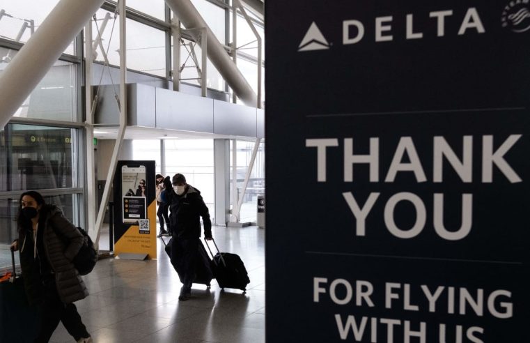 Delta Airlines acusada de patear a mujer negra en la parte trasera del avión