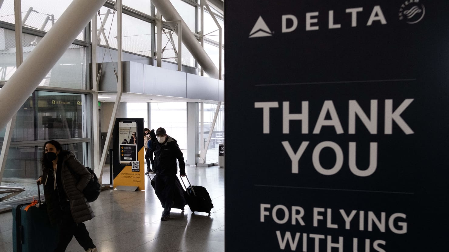 Delta Airlines acusada de patear a mujer negra en la parte trasera del avión