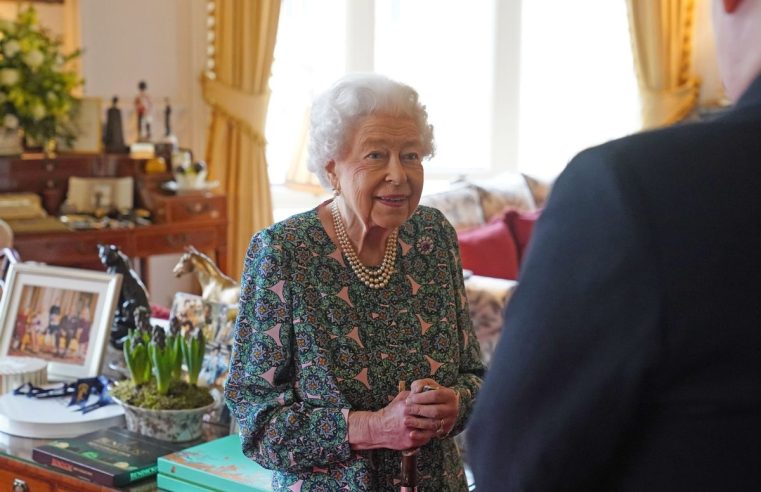 Dios salve a la Reina Isabel II, que dio positivo en COVID con “síntomas leves de resfriado”