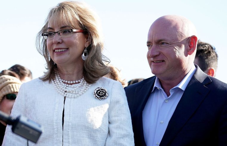 El “asqueroso” anuncio del republicano de Arizona le muestra disparando al marido de Gabby Giffords, Mark Kelly