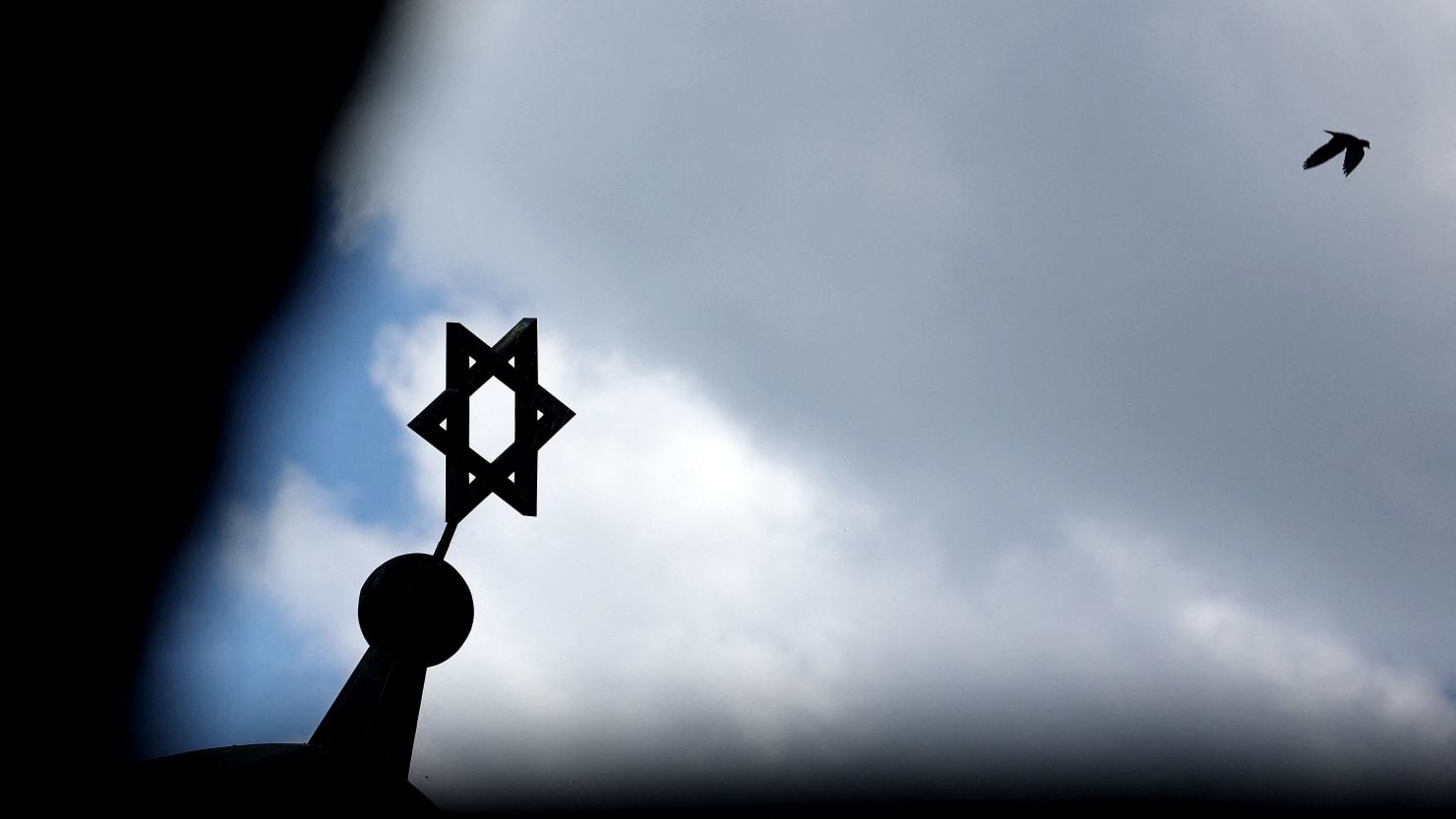 El hermano del pirómano de la sinagoga escondió mercancía nazi y huyó a Suecia, dice el FBI