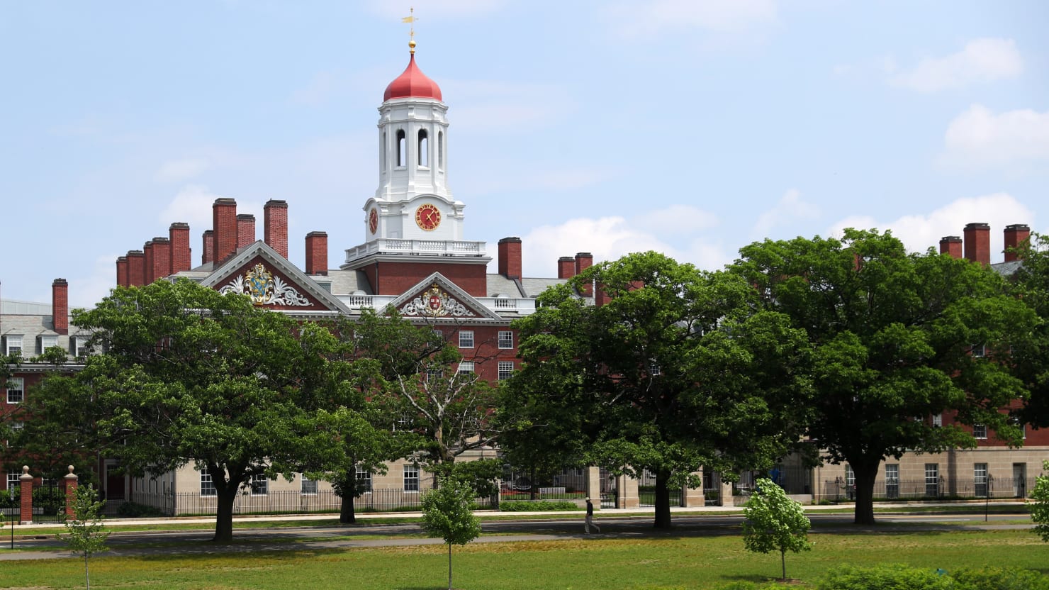 Harvard niega la culpa por acceder a los registros de terapia del estudiante acusador