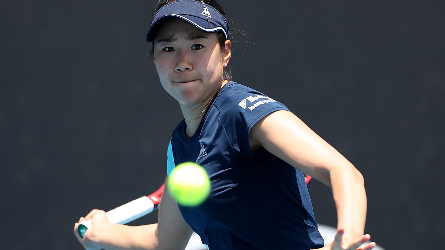 La estrella del tenis Peng Shuai niega haber sido agredida sexualmente, con su cuidador a su lado