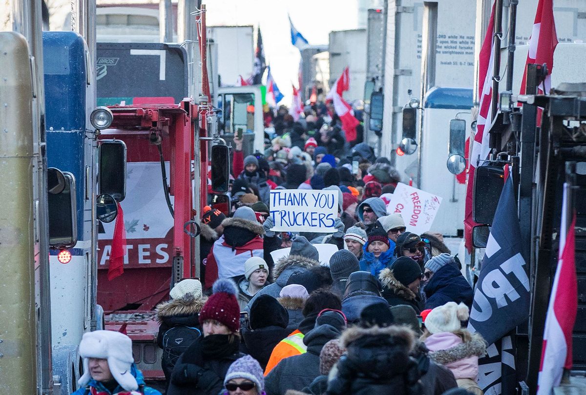 La policía canadiense desaloja a los manifestantes antivacunas del puente Ambassador hacia Estados Unidos