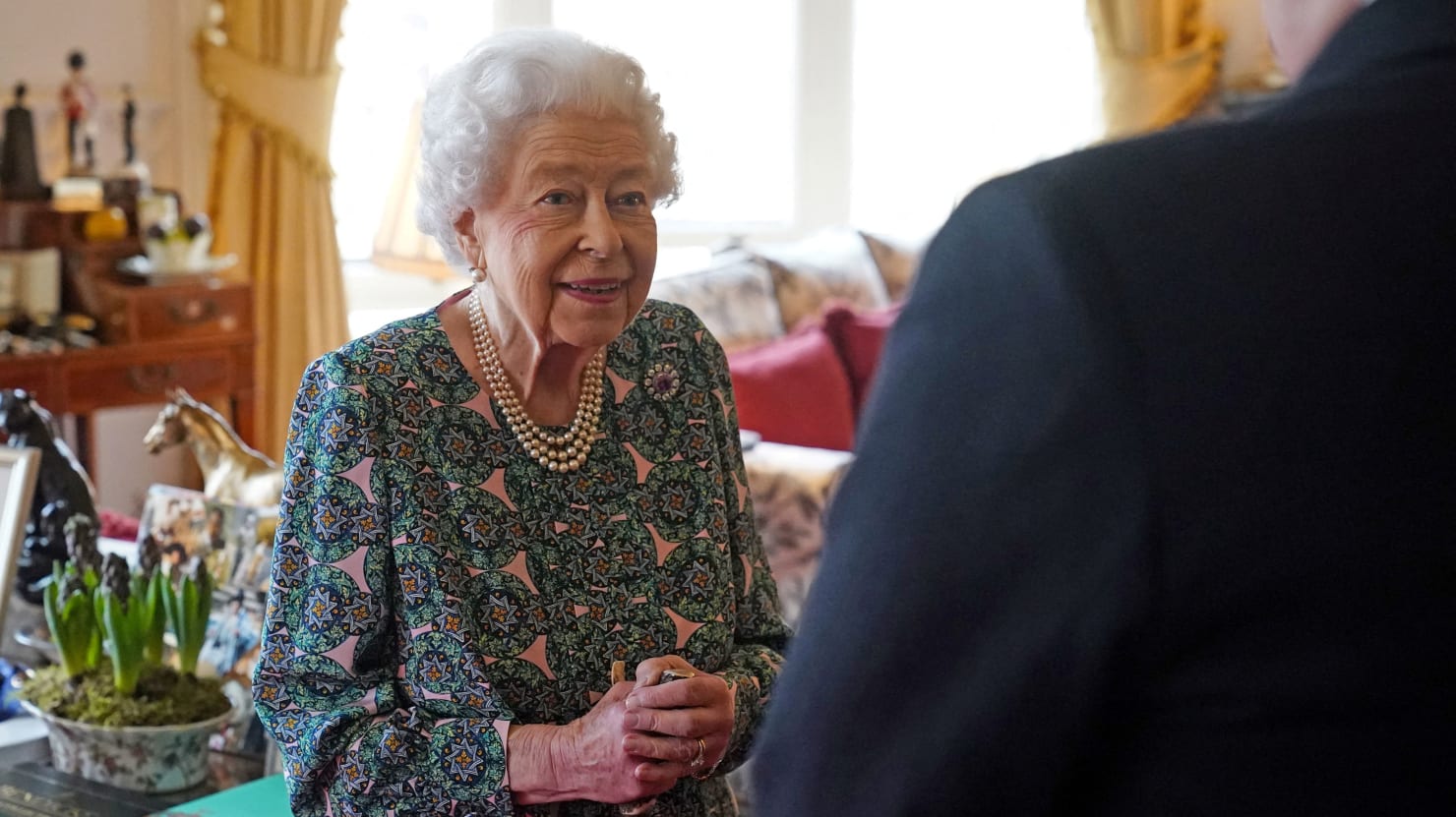 Nuevas preguntas sobre la salud mientras la Reina Isabel dice a los visitantes: “No puedo moverme”.