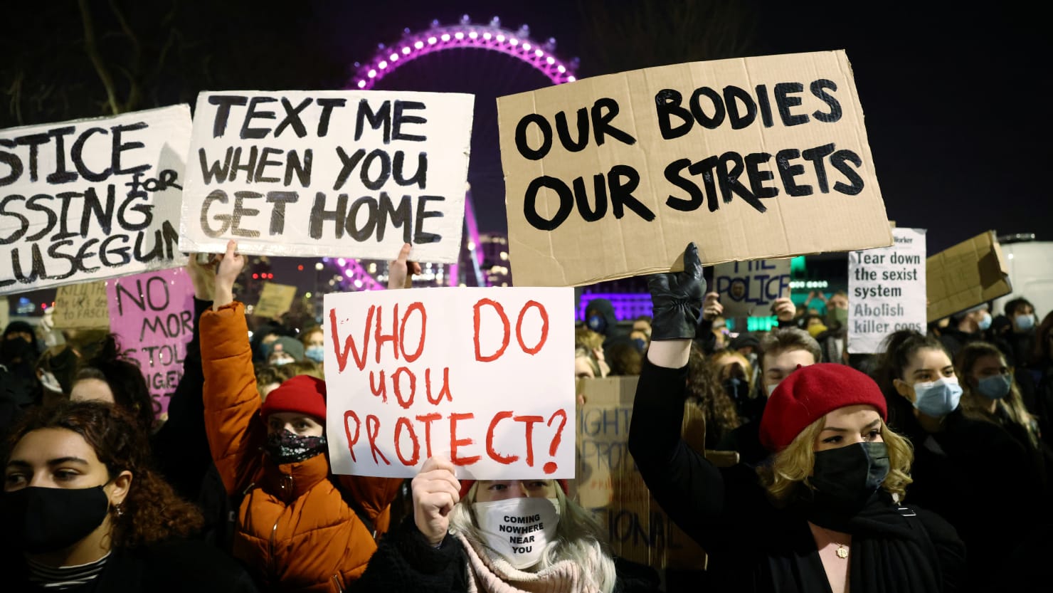 Una investigación revela los impactantes mensajes de texto de los policías londinenses: ‘Te violaría con gusto’