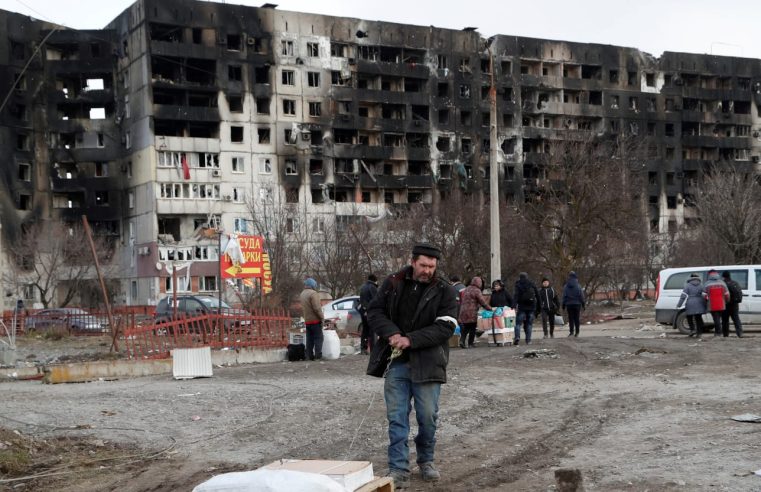 1.300 personas “atrapadas vivas” en los restos del teatro de Mariupol mientras los cohetes rusos se acercan a Lviv, que está a salvo