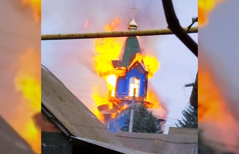 La ciudad maldice a los ‘bastardos sedientos de sangre en tanques oxidados’ de Putin por incendiar una iglesia legendaria