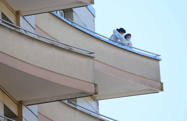 Cuatro miembros de una familia mueren tras un presunto “salto en grupo” desde el balcón de un séptimo piso