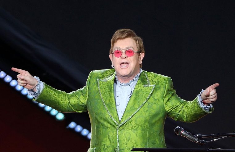 Elton John a los 75 años no se está calmando, sino animado por su curiosidad musical y su mentalidad abierta.