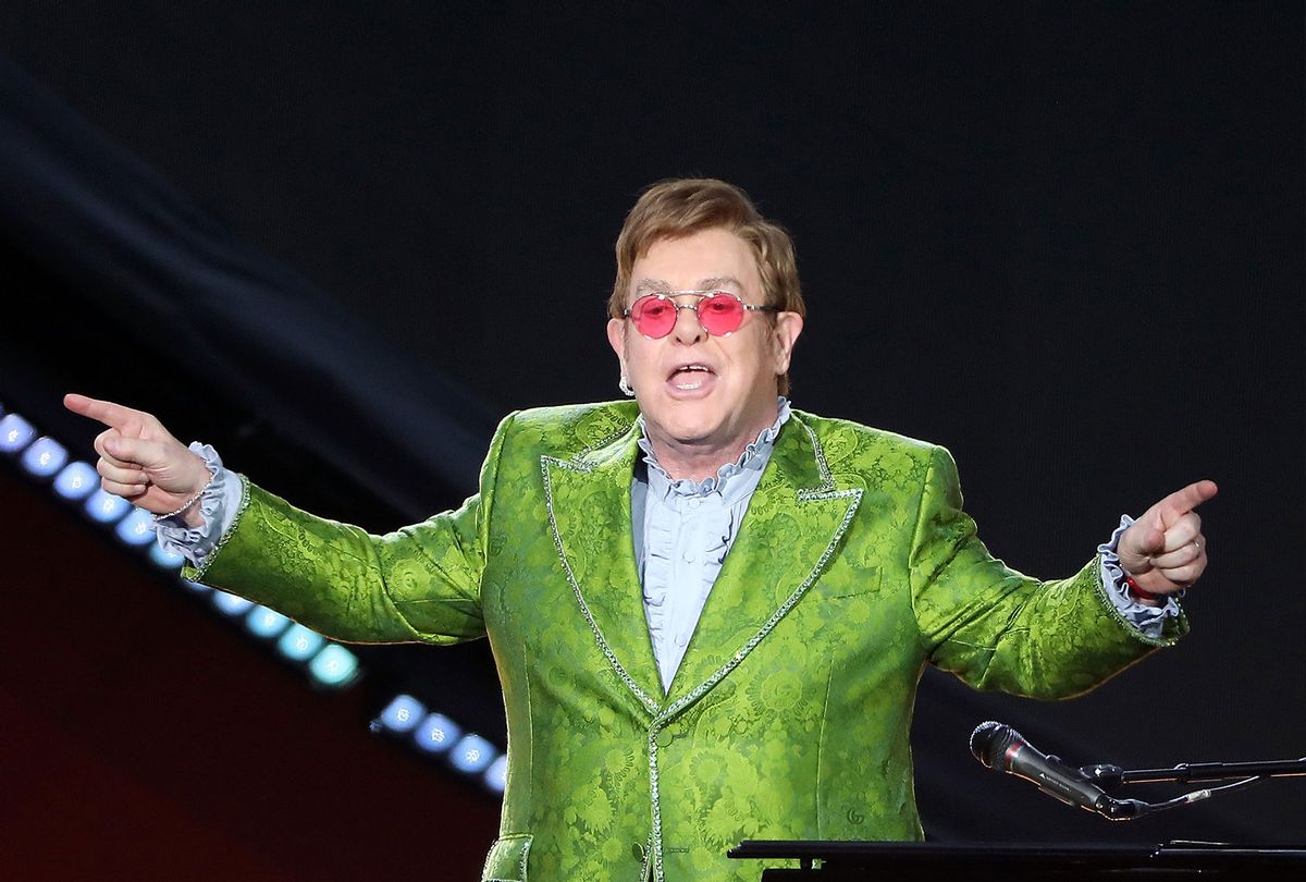 Elton John a los 75 años no se está calmando, sino animado por su curiosidad musical y su mentalidad abierta.