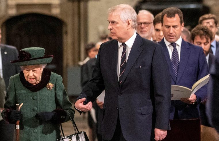 La aparición del príncipe Andrés con la reina es un “insulto a la humanidad”, dicen las víctimas de Epstein