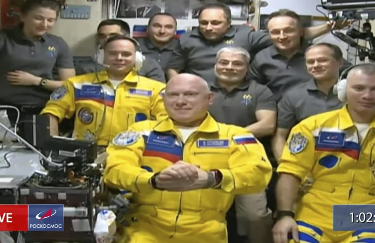 3 cosmonautas llegan a la estación espacial vestidos de amarillo y azul