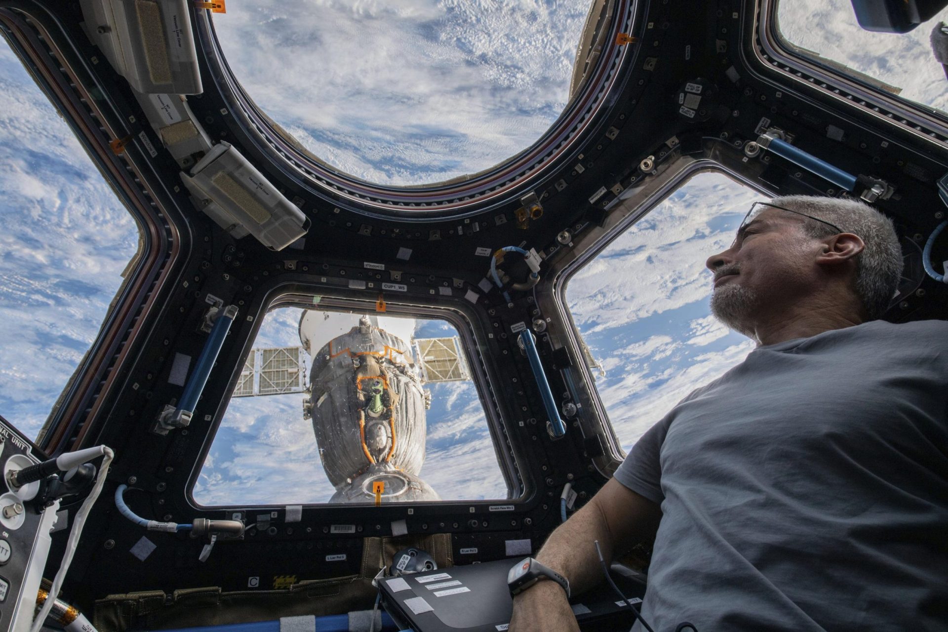 Astronauta estadounidense viajará a casa en nave espacial rusa durante tensiones