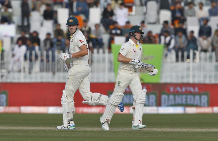 Australia se queda con 27 carreras en el primer test de cricket