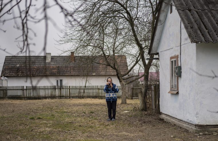 Cerca de la frontera de Ucrania con Polonia, un pueblo combatiente está de luto