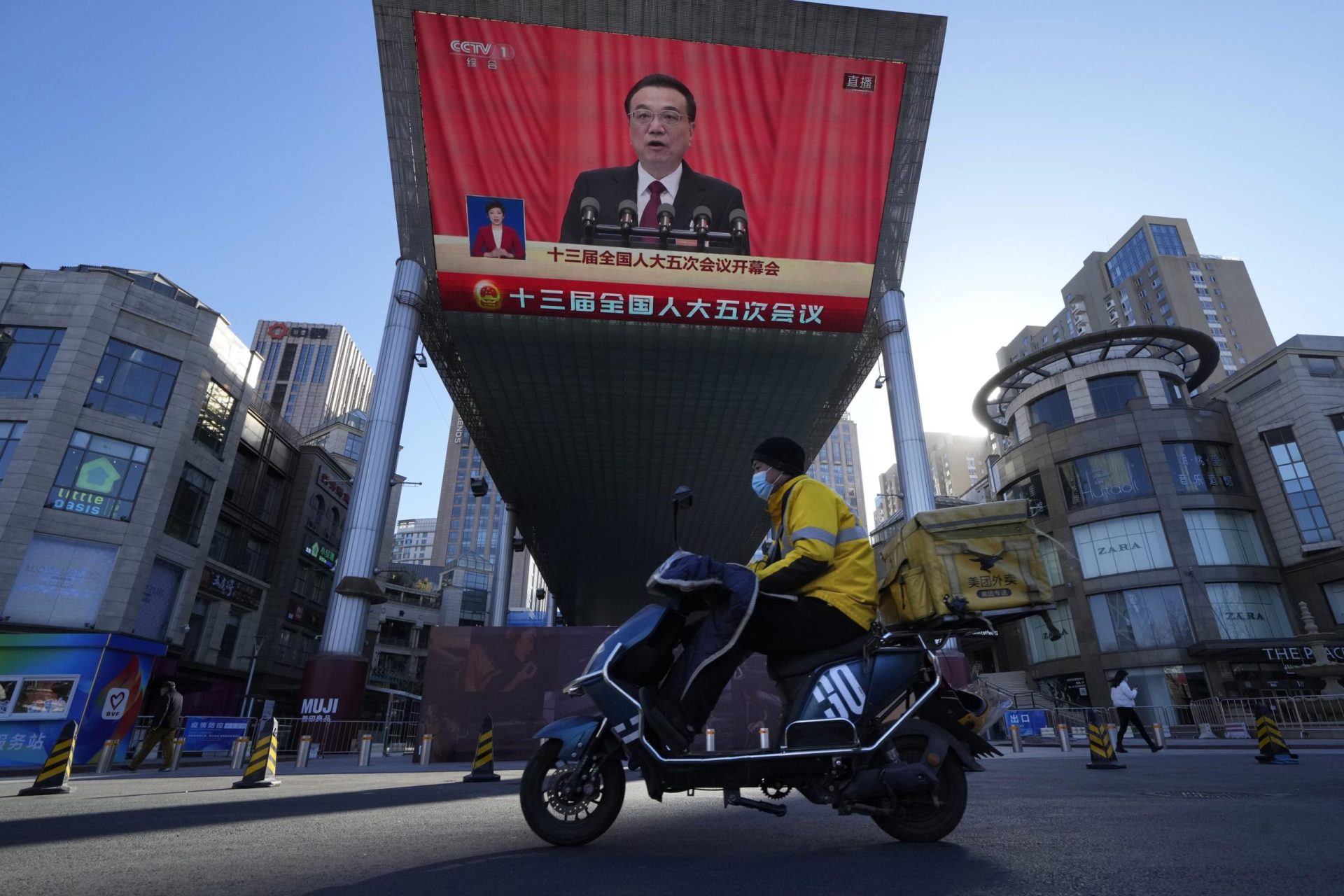 China recorta el objetivo de crecimiento económico mientras intenta revertir la caída
