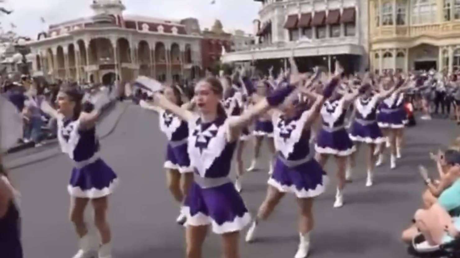 Disney dice ‘lo siento’ después de que el equipo de instrucción de la escuela secundaria de Texas realizara un baile racista