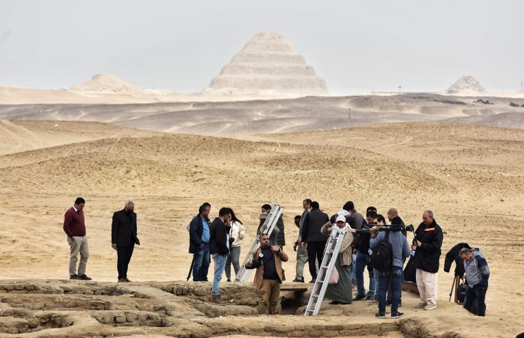 Egipto muestra las tumbas antiguas recientemente descubiertas en Saqqara